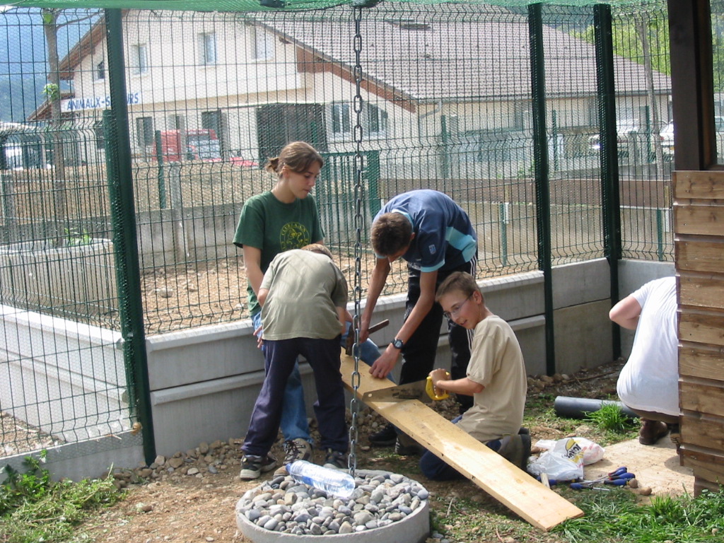 JAAN en train de construire l'abri